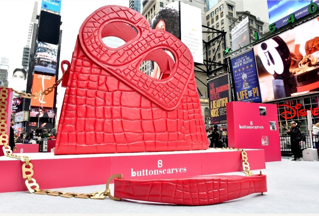 Instalasi Tas Raksasa “Hold Me Bag” Di Tengah Times Square Bukti Otentik BUTTONSCARVES Taklukan Kota Terbesar Dunia, New York