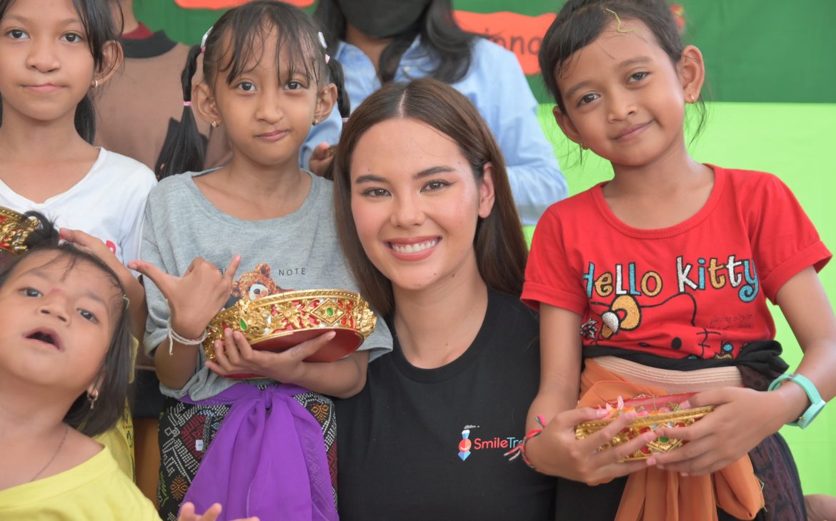 Miss Universe 2018 dan Duta Global Smile Train Mengunjungi Anak-Anak Penderita Bibir Sumbing di Bali