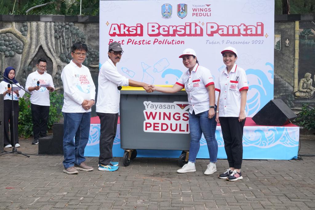 Yayasan WINGS Peduli Bantu Pemda Jatim dan Pemda Tuban Bersihkan Pantai Boom Tuban