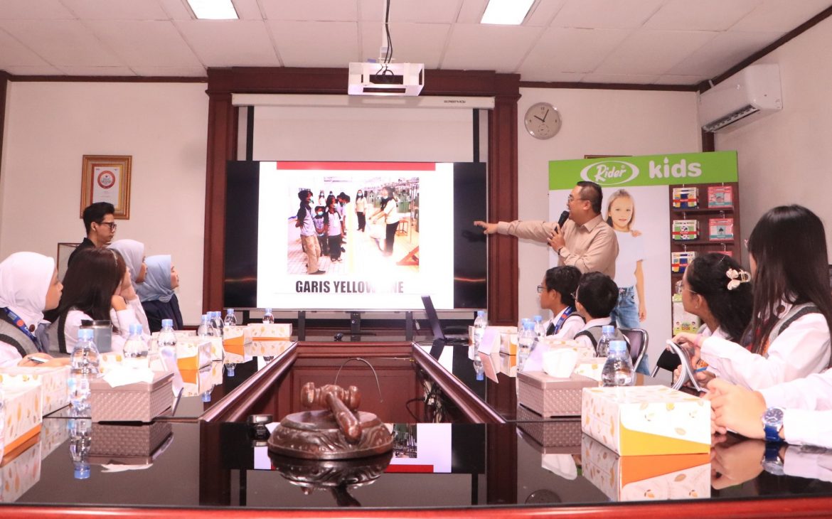 Sidang Kerja CongreZZ Kids 2023-2025 di Pabrik Rider “Dari Benang Menjadi Pakaian: Jelajahi Proses Produksi Pakaian Dalam”