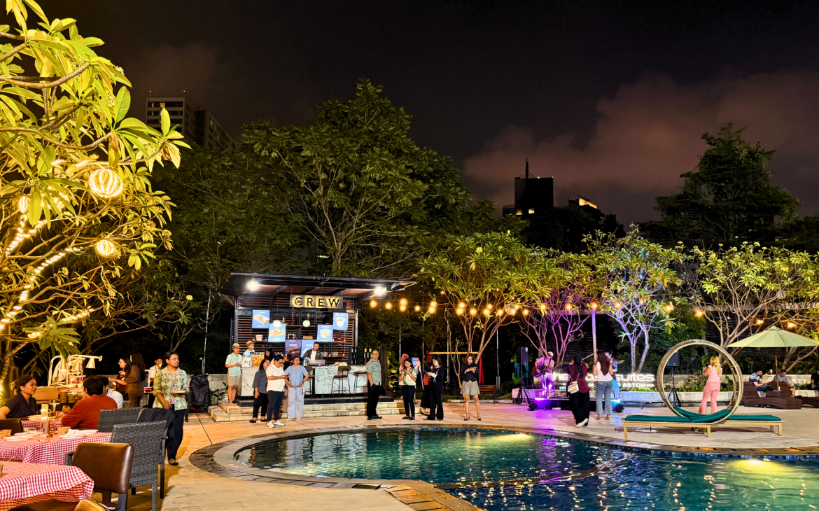 Sip Society: All You Can Eat di CREW Pool & Bar